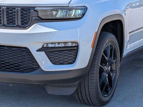 Used 2023 Jeep Grand Cherokee Limited w/ Black Appearance Package AWD/4WD image 10