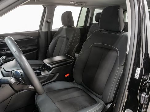 Used 2024 Jeep Grand Cherokee Laredo AWD/4WD image 9