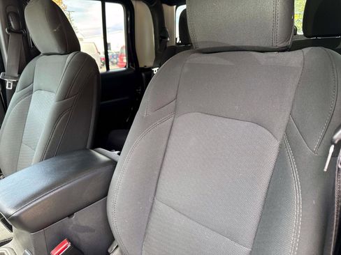 Used 2022 Jeep Gladiator Sport image 13
