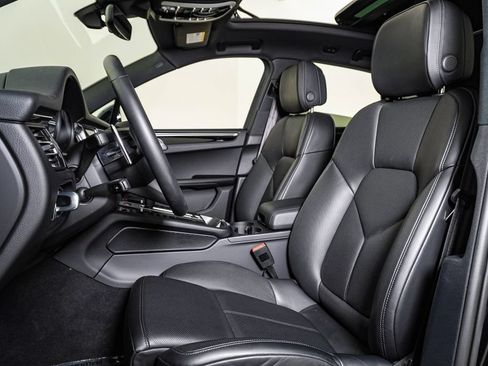 Certified 2026 Porsche Macan AWD/4WD image 5