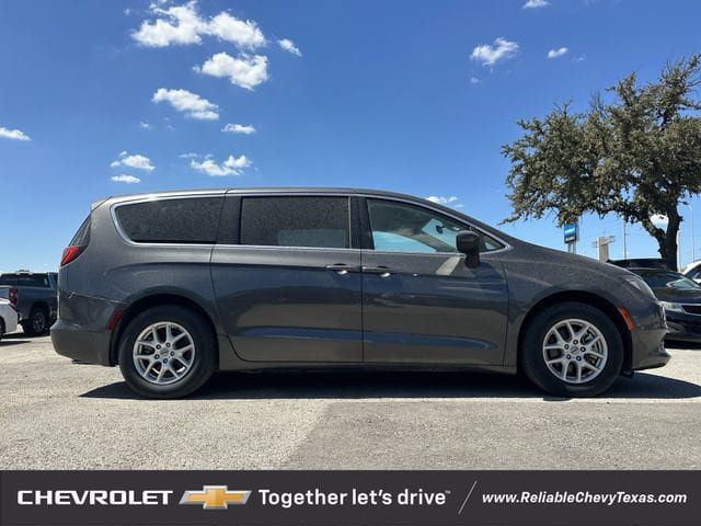 Used 2022 Chrysler Voyager LX FWD image 3