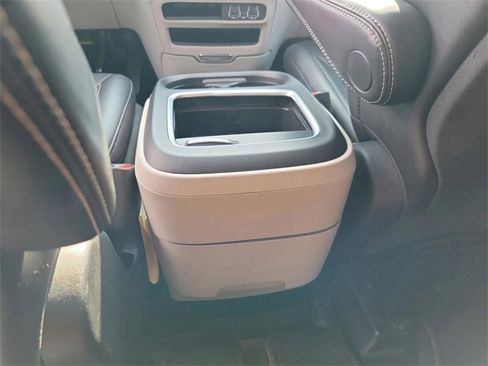 Used 2024 Chrysler Pacifica Touring-L image 9