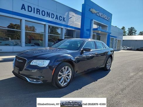 Used 2018 Chrysler 300 Touring L image 1