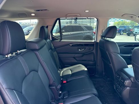 Used 2025 Honda Pilot EX-L image 17
