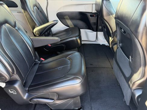 Used 2023 Chrysler Pacifica Touring-L image 14