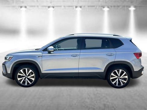 Certified 2024 Volkswagen Taos SE w/ Panoramic Sunroof Package FWD image 2