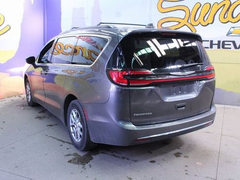 Used 2022 Chrysler Pacifica Touring image 6
