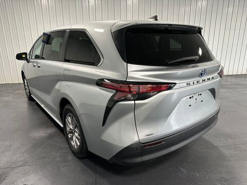 Used 2022 Toyota Sienna XLE image 3