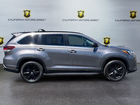 Used 2019 Toyota Highlander SE w/ Carpet Mat Package (TMS) FWD image 6