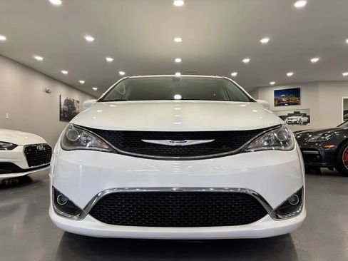 Used 2020 Chrysler Pacifica Touring-L Plus FWD image 2