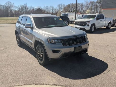 Used 2016 Jeep Grand Cherokee Laredo 75th Anniversary image 7