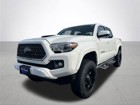 Used 2019 Toyota Tacoma TRD Sport image 2