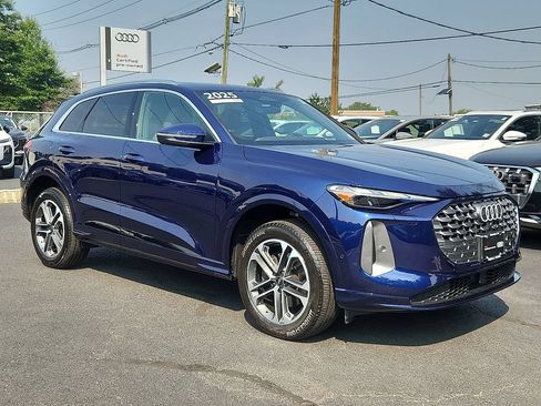 Certified 2025 Audi Q5 Premium w/ Convenience Package AWD/4WD image 2