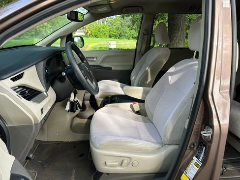 Used 2020 Toyota Sienna LE FWD image 16
