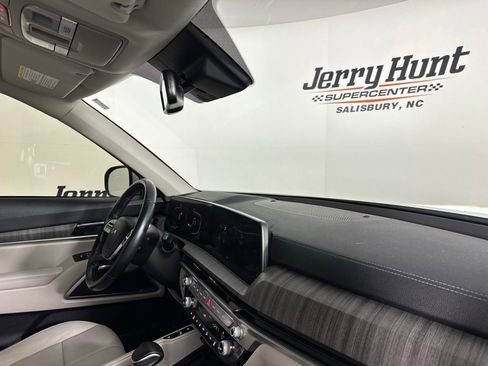 Used 2024 Kia Telluride EX w/ EX Captain's Chair Package image 32