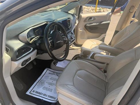 Used 2020 Chrysler Pacifica Touring-L Plus FWD image 8