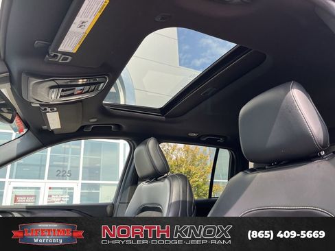 Used 2024 Jeep Grand Cherokee Altitude AWD/4WD image 12