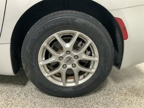 Used 2023 Chrysler Voyager LX image 11