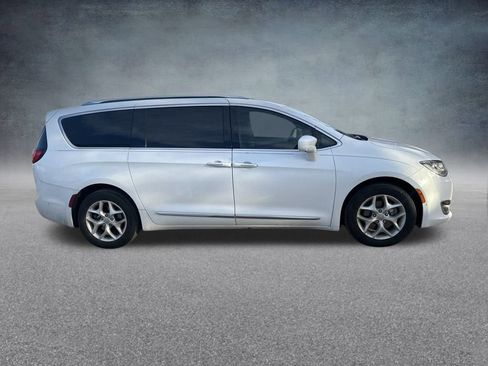 Used 2017 Chrysler Pacifica Touring-L Plus image 6