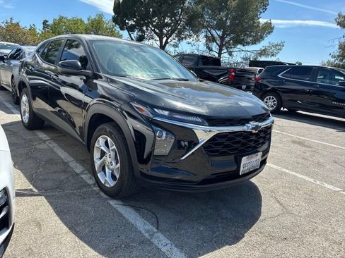 Used 2024 Chevrolet Trax LS w/ LS Convenience Package FWD image 2