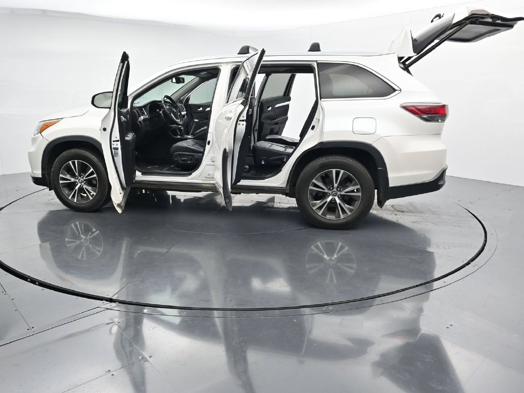 Used 2016 Toyota Highlander XLE AWD/4WD image 28