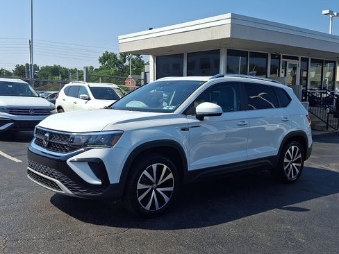 Certified 2023 Volkswagen Taos SE w/ Panoramic Sunroof Package AWD/4WD image 3