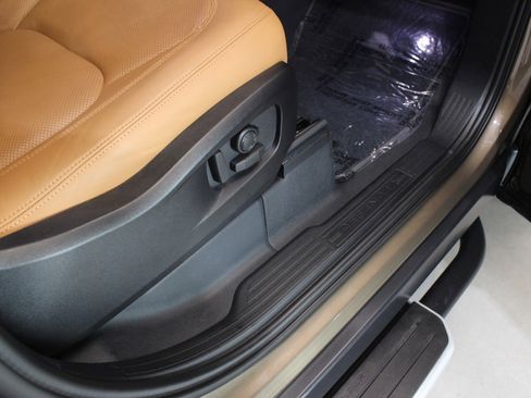 Used 2024 Land Rover Defender 90 S image 46