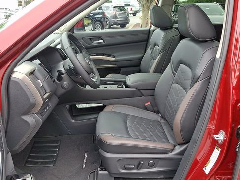 Used 2025 Nissan Pathfinder Platinum w/ Cargo Package AWD/4WD image 18