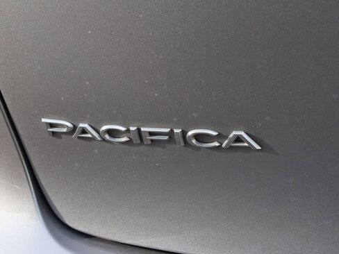 Used 2018 Chrysler Pacifica Limited FWD image 8