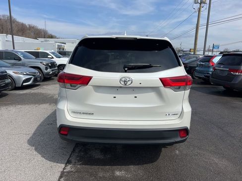 Used 2017 Toyota Highlander LE AWD/4WD image 4