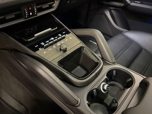 Certified 2024 Porsche Cayenne Coupe image 23