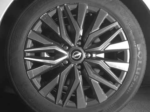 Used 2025 Nissan Altima 2.5 SV FWD image 12
