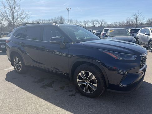 Used 2022 Toyota Highlander XLE image 3