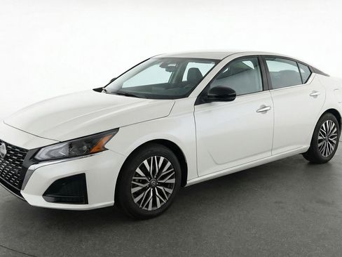 Used 2025 Nissan Altima 2.5 SV FWD image 3
