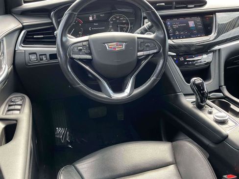Used 2023 Cadillac XT6 Premium Luxury FWD image 2