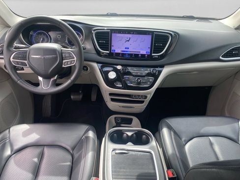 Used 2023 Chrysler Pacifica Touring-L FWD image 14