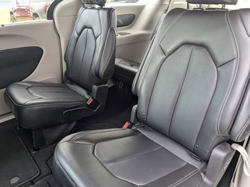 Used 2023 Chrysler Pacifica Touring-L image 26