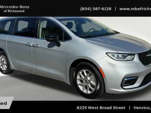 Used 2024 Chrysler Pacifica Touring-L FWD image 4