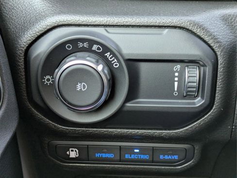 Used 2023 Jeep Wrangler Sahara w/ Cold Weather Group image 19