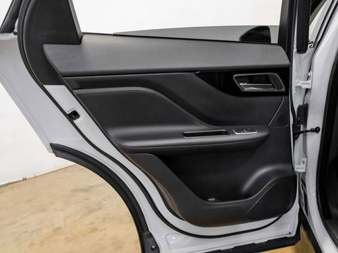 Used 2019 Jaguar F-PACE Premium image 40