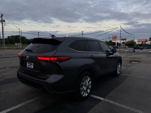Used 2020 Toyota Highlander Limited image 2