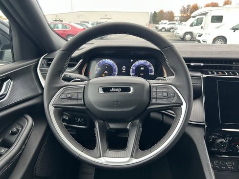 New 2025 Jeep Grand Cherokee Altitude image 10