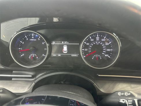 Used 2024 Kia Carnival EX image 28