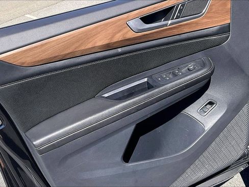 Used 2024 Volkswagen Atlas SE image 28