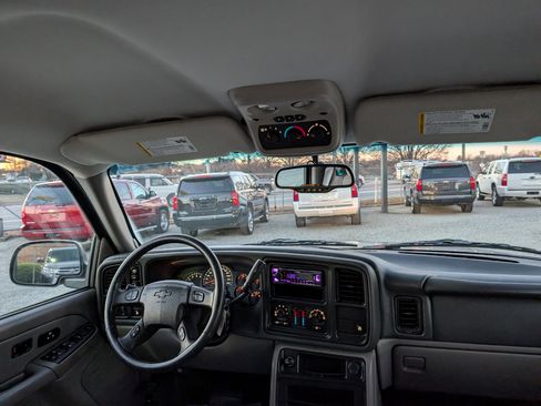 Used 2006 Chevrolet Suburban LS w/ Smart Select Package image 16