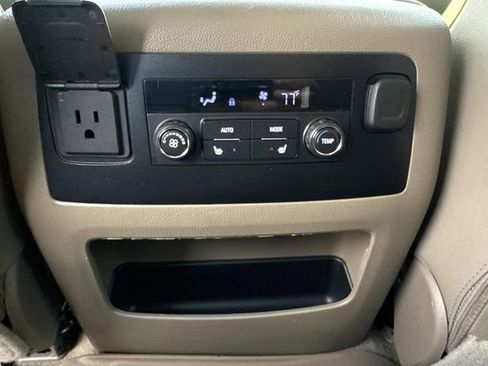 Used 2020 GMC Yukon SLT w/ Premium Edition image 18