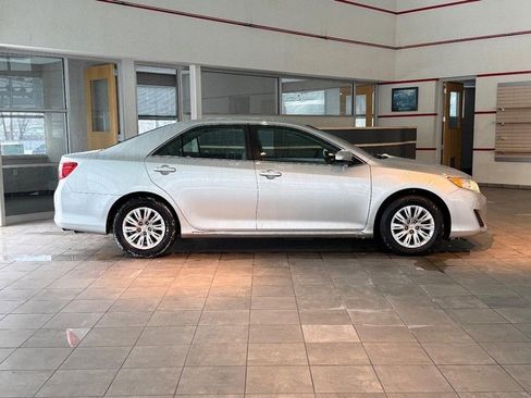 Used 2014 Toyota Camry LE image 2