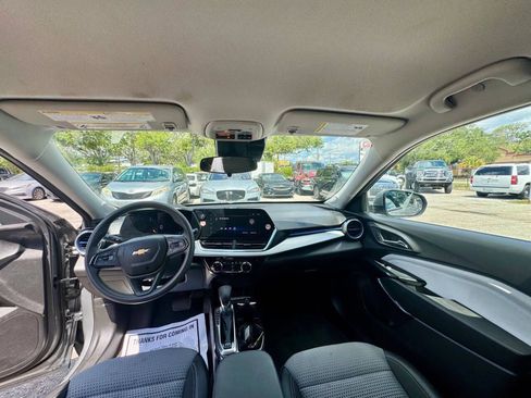 Used 2025 Chevrolet Trax LT FWD image 18