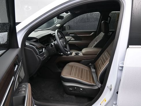 Used 2026 GMC Acadia Denali Ultimate w/ LPO, Floor Liner Package AWD/4WD image 9