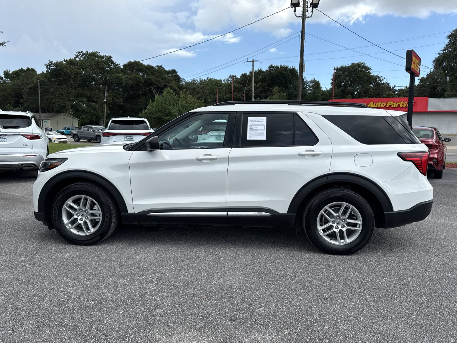 Used 2025 Ford Explorer Active RWD image 2